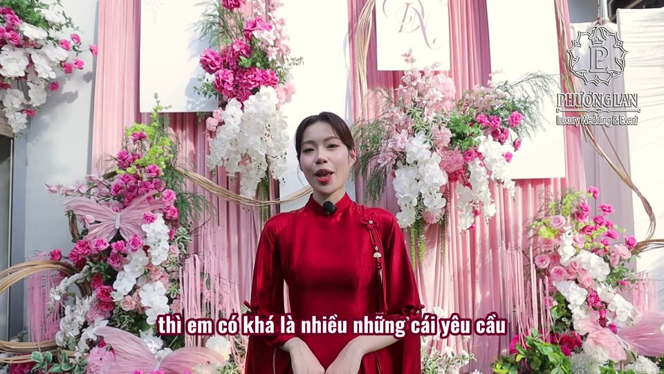 Chị Trang mặc áo dài đỏ chia sẻ cảm nhận trước rạp lễ vu quy