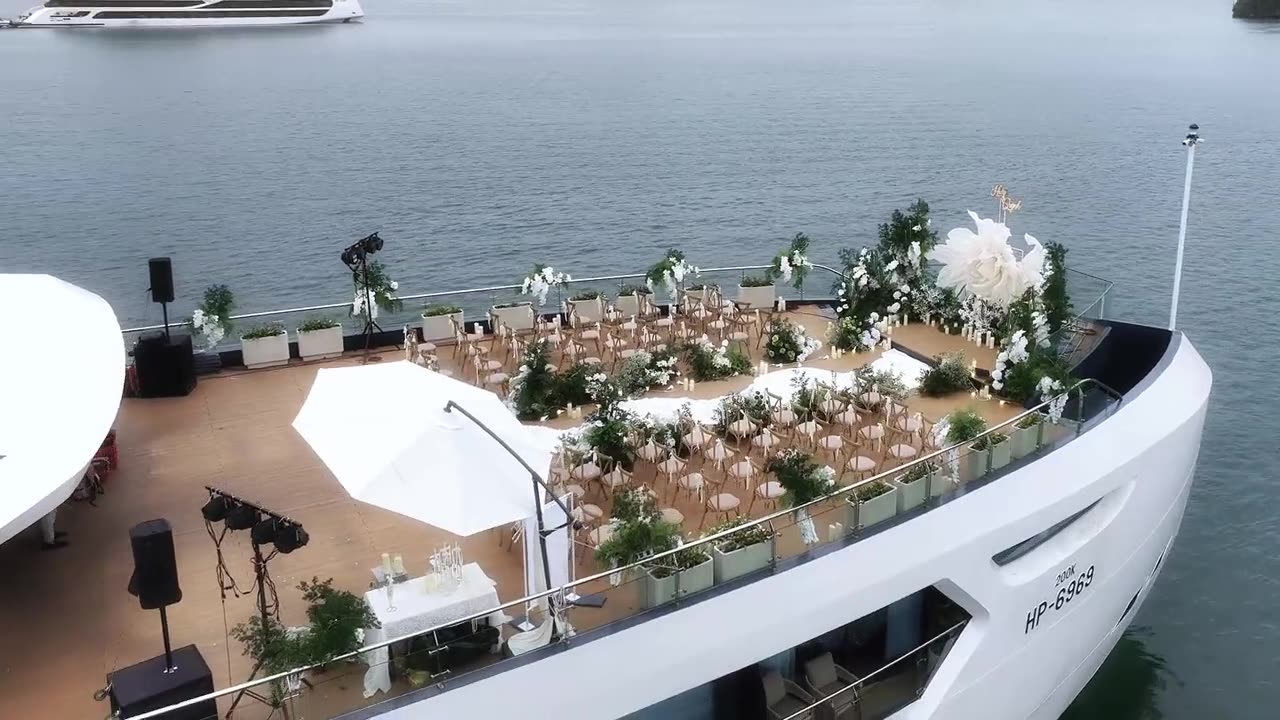 Tiệc cưới trên du thuyền giữa Vịnh Hạ Long do Phương Lan trang trí